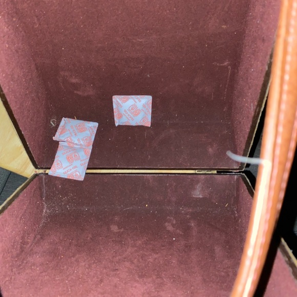 Decorative latched hard flowered box with strap. - Picture 3 of 3